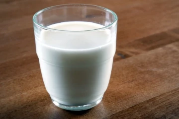 பாலுடன் தவறுதலாக கூட இதை மட்டும் சாப்பிடாதீங்க! பெரும் ஆபத்து ஏற்படும்