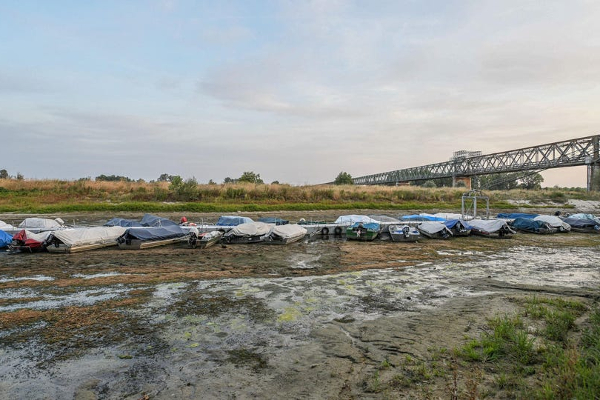 இங்கிலாந்தில் பருவ நிலை மாற்றத்தால் வறண்ட நதி! | Dry River In England Due To Climate Change