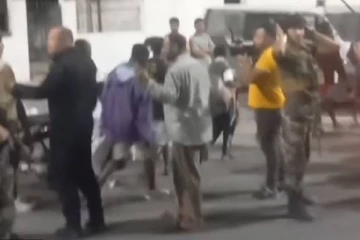 புலம்பெயர் மக்கள் மீது கொலைவெறி தாக்குதல்... வாள்வெட்டு: பெண்கள், சிறார்கள் என பலர் பாதிப்பு