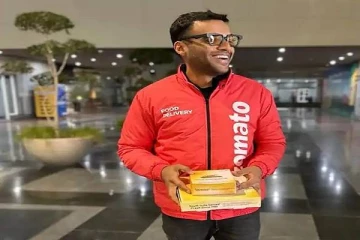 குவிந்த ஆர்டர்.. டெலிவரி செய்ய களத்தில் இறங்கிய ஜொமைட்டோ சி.இ.ஓ