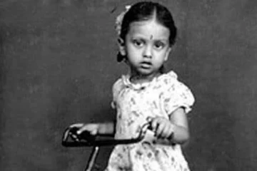 இந்த புகைப்படத்தில் இருக்கும் மாபெரும் நட்சத்திரம் யார் என்று தெரிகிறதா.. இதோ நீங்களே பாருங்க