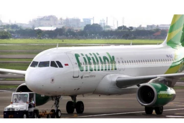 விமானத்தில் கழிவறைக்கு சென்ற பெண்... திரும்பிய போது பெண் ஊழியர் கண்ட அதிர்ச்சி காட்சி: சிக்கிய கணவன்