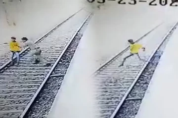 வேகமாக வந்துகொண்டிருந்த ரயில் முன் குதித்த இளைஞர்: பொலிசார் ஒருவர் செய்த துணிச்சலான செயல்