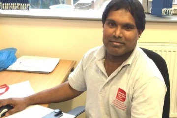 நான் உன்னுடன் வருகிறேன்- முத்தம் கொடு: பிரித்தானியாவில் மாணவியிடம் மிக மோசமாக நடந்த பேராசிரியர்