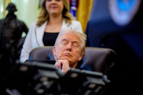 முக்கிய கூட்டத்தில் உறங்கிய ட்ரம்ப்; சமூகவலைத் தளவாசிகள் கிண்டல் | Trump Falls Asleep At Important Meeting