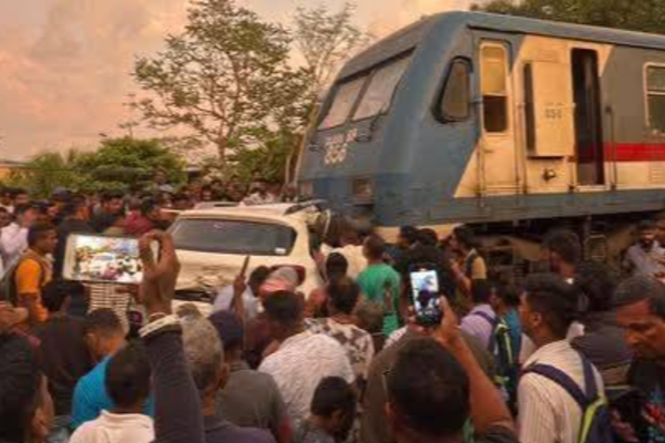 ரயிலுடன் மோதிய கார் ; ஸ்தம்பித்து போன புகையிரத சேவைகள் | Car Collides With Train Rail Services Halted