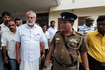 குழப்ப நிலையில் உள்ள சாவகச்சேரி வைத்தியசாலைக்கு அமைச்சர் டக்ளஸ் திடீர் விஜயம்