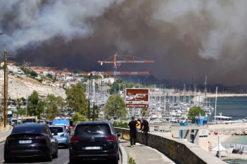 பிரான்ஸில் கட்டுக்கடங்காமல் பரவும் தீ; ஆயிரக்கணக்கான மக்கள் வெளியேற்றம்