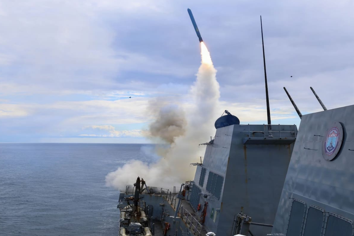 அமெரிக்கப் போர்க்கப்பல் மீது ஈரான் ஏவுகணைத் தாக்குதல் | Iran Launches Missile Attack On U S Warship
