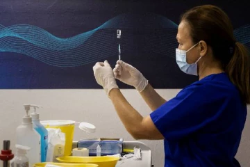 தடுப்பூசி மறுப்பவர்களுக்கு மாதந்தோறும் அபராதம் விதிக்கும் ஐரோப்பிய நாடு