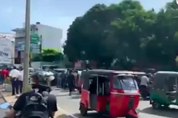 හොරපාරෙන් තෙල් ගහන අමුතුම ක්‍රමයක් මෙන්න..ආරක්ෂක අංශත් හවුල් වෙයි.(VIDEO)