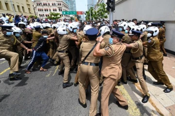 இராணுவ வீரர் மற்றும் காவல்துறை உத்தியோகஸ்தர் மீது தாக்குதல்