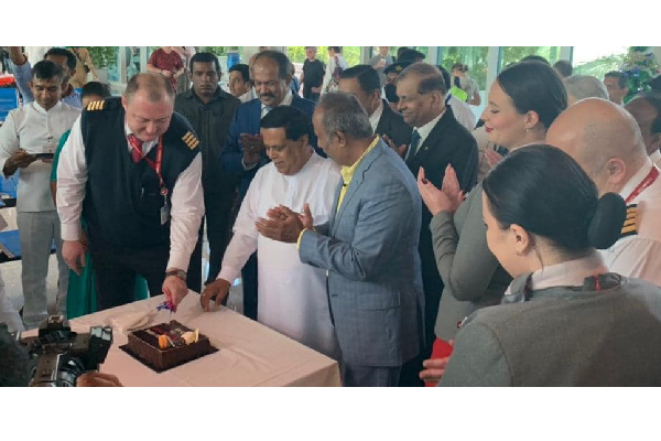 398 பயணிகளுடன் மத்தள சர்வதேச விமான நிலையத்தில் தரையிறங்கிய விமானம்! | Red Wings Started Service With Sri Lanka