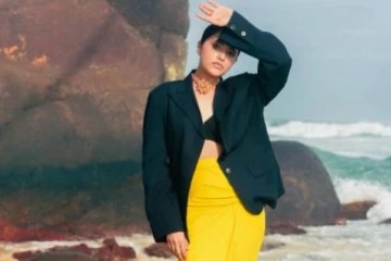 கடற்கரையில் வித்தியாசமான உடையில் பிரியங்கா மோகன் எடுத்த போட்டோ ஷுட்