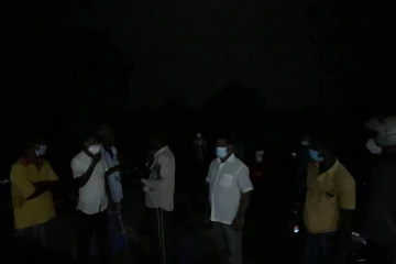 வயல் காவலுக்கு சென்றவர்களை தடுத்து நிறுத்திய இராணுவத்தினர்