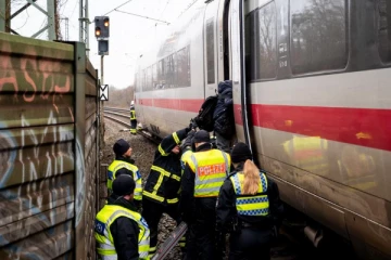 ஜேர்மனியில் தண்டவாளங்களை ஏற்றிவந்த ட்ரக் மீது ரயில் மோதி விபத்து: ஒருவர் பலி