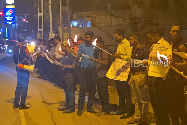 யாழில் இரவில் தீப்பந்த போராட்டத்தில் குதித்த மக்கள் | Torch Protest In Jaffna Against State Bank Issues
