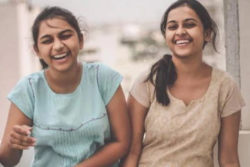 நடிகை ஸ்ரீதிவ்யாவின் தங்கையா இது!! உணவகத்தில் பாசத்தை பொழியும் அக்கா