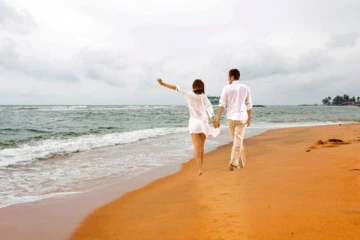 இலங்கையில் சுற்றுலா தம்பதியை காப்பாற்ற சென்றவருக்கு நேர்ந்த கதி