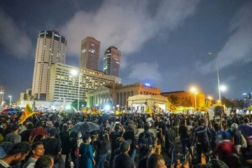 கொட்டும் மழையிலும் தொடரும் மக்களின் கொந்தளிப்பான போராட்டம்