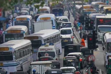 கண்டி-கொழும்பு வீதியில் கடும் போக்குவரத்து நெரிசல்