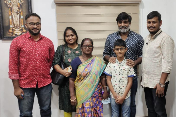புற்றுநோயால் பாதிக்கப்பட்ட சிறுவனின் ஆசையை நிறைவேற்றிய நடிகர் விஜய் சேதுபதி - நெகிழ்ச்சியில் கண் கலங்கிய குடும்பம்! | Actor Vijay Sethupathi Satisfy Smallboy Wish