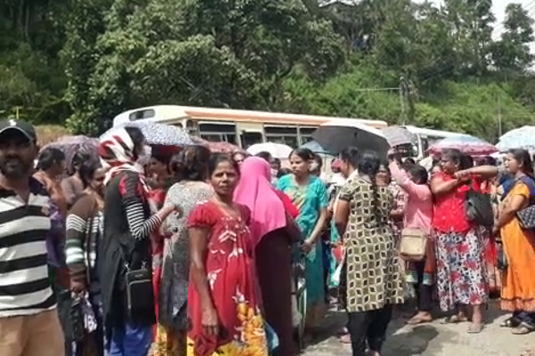 மண்ணெண்ணெய் வழங்குமாறு கோரி மஸ்கெலியா பிரதேச மக்கள் பிரதான வீதியை மறித்து ஆர்ப்பாட்டம் (Photos) | Residents Maskelia Protest Across Street Kerosene
