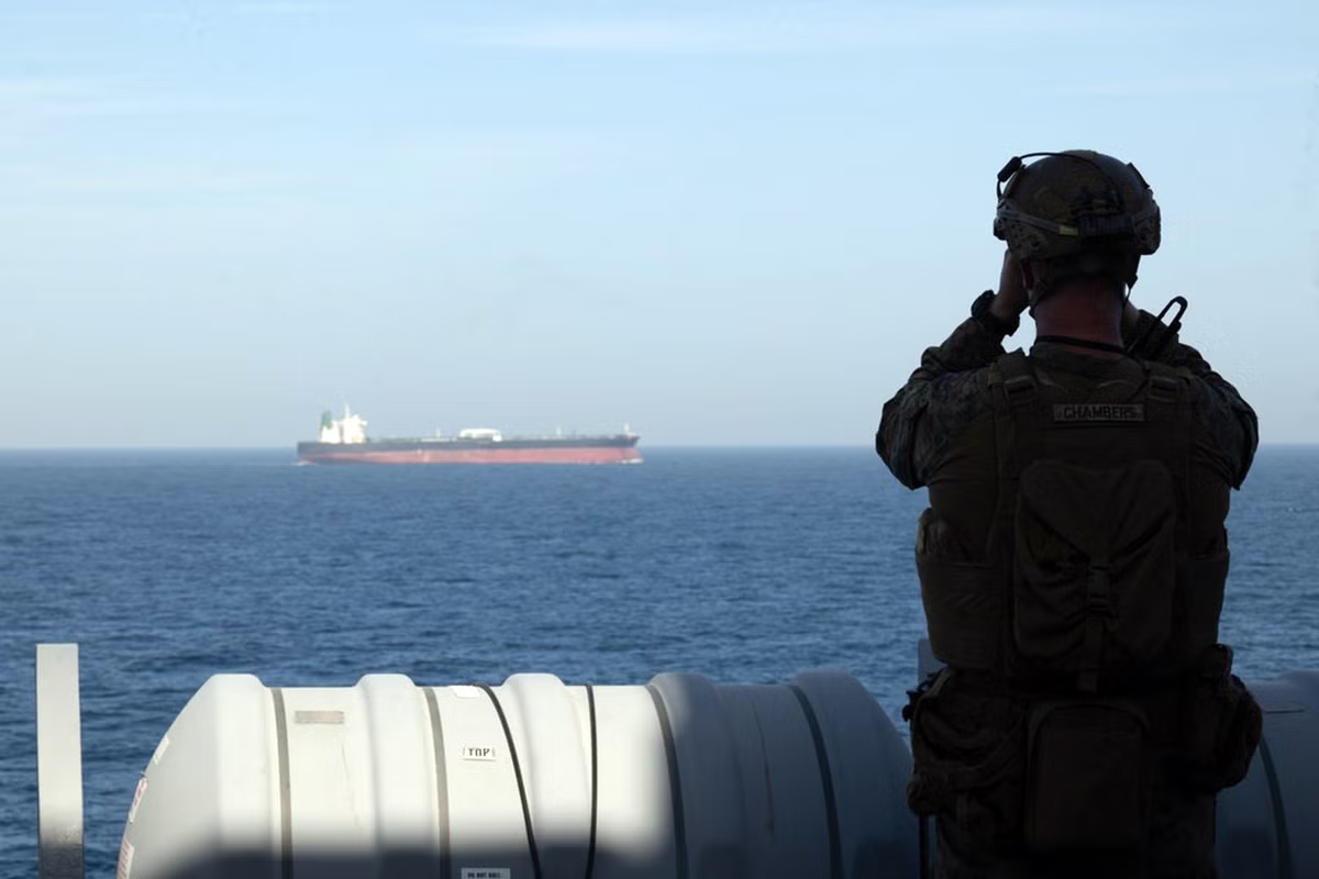 ஈரானியக் சரக்குக் கப்பலை சிறைபிடித்த அமெரிக்கப் படைகள் | Us Forces Seize Iranian Cargo Ship Hormuz