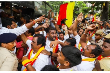 காவிரி நீர் திறப்பு.. எதிர்த்து எல்லையில் தீவிரமடைந்த போராட்டம் - தமிழர்களுக்கு போலீஸ் பாதுகாப்பு!