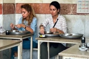 ஹிஜாப் அணியாமல் ஹொட்டலில் உணவு சாப்பிட்ட பெண்ணுக்கு நேர்ந்த நிலை! ஈரானில் மீண்டும் பரபரப்பு