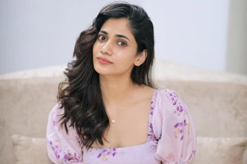 ஷார்ட் உடையில் லாஸ்லியா - லேட்டஸ்ட் ஸ்டில்கள்