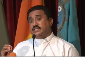 "රනිල් වික්රමසිංහ මහතාට අගමැතිකම ලබා දීමට තරම් මොලේ අමාරුවක් නෑ" පොදු ජන පෙරමුණ කියු කතාව...(VIDEO)