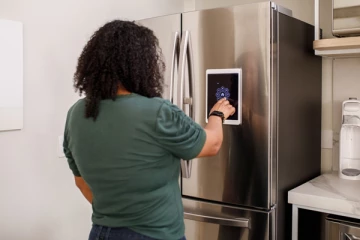 குளிர்சாதன பெட்டியை குப்பையில் வீச முயன்ற வெளிநாட்டவர்: துர்நாற்றம் வீசியதால் தெரியவந்த அதிர்ச்சியளிக்கும் விடயம்...