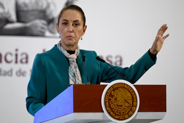 பொது இடத்தில் மெக்சிகோ பெண் ஜனாதிபதியிடம் அத்துமீறிய நபர் | Man Assaults Mexican President In Public பொது இடத்தில் மெக்சிகோ பெண் ஜனாதிபதியிடம் அத்துமீறிய நபர் | Man Assaults Mexican President In Public