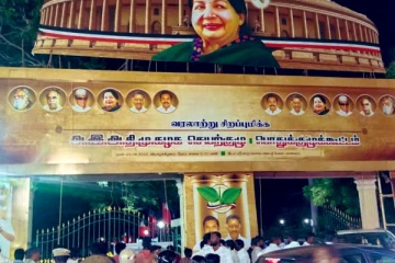 ஈபிஎஸ்-க்கு ஆதரவாக ஆட்டோவில் கொண்டு செல்லப்பட்ட போஸ்டர்கள் எரிப்பு - நள்ளிரவில் தொடரும் பரபரப்பு..!