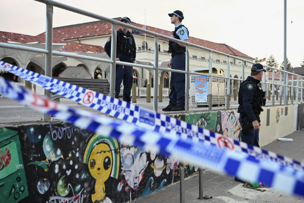 உலகை உலுக்கிய ஆஸ்திரேலியா துப்பாக்கிச்சூடு; தந்தை - மகன் தொடர்பில் வெளியான தகவல் | Bondi Beach Firing Father And Son Pakistan உலகை உலுக்கிய ஆஸ்திரேலியா துப்பாக்கிச்சூடு; தந்தை - மகன் தொடர்பில் வெளியான தகவல் | Bondi Beach Firing Father And Son Pakistan