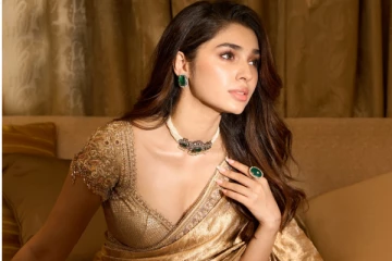 சேலையிலும் இவ்ளோ கவர்ச்சியா.. க்ரித்தி ஷெட்டி ஹாட் ஸ்டில்கள்