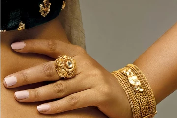 உச்சத்திலிருந்து சரிந்த தங்கம் விலை - நகை வாங்க சரியான நேரம் மக்களே..