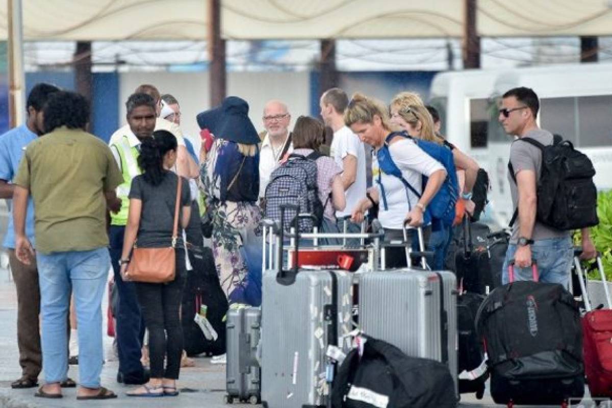 சுற்றுலாப் பயணிகளின் வருகையில் வீழ்ச்சி | Tourist Arrivals Drop In March
