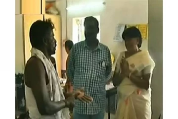 பள்ளியை ஏன் திறந்தீர்கள்? உயிரிழந்த பள்ளி மாணவியின் தந்தை சரமாரி கேள்வி - காலில் விழுந்த உதவி தலைமை ஆசிரியர்