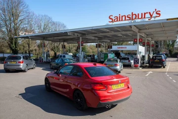 பிரித்தானியாவில் எரிபொருள் விலை சடுதியாக உயர்வு!