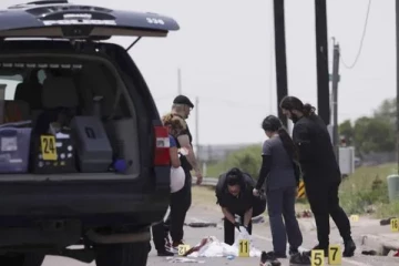 அமெரிக்காவில் பேருந்துக்காக காத்திருந்தவர்களை கொன்ற கார்