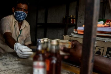 ஆட்சிக்கு வந்தால் குறைந்த விலையில் மது - மகிழ்ச்சியில் மதுபிரியர்கள்!