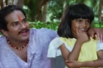 இந்த புகைப்படத்தில் இருக்கும் முன்னணி நடிகை யார் தெரியுமா.. சிறு வயதிலேயே படத்தில் நடித்துள்ளாரா