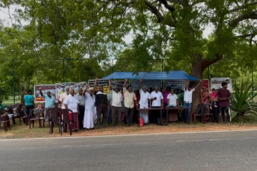 மயிலிட்டியில் கொட்டும் மழையிலும் மக்கள் போராட்டம்