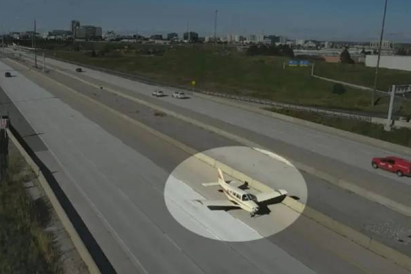 அவசரமாக தரையிறக்கப்பட்ட தனியார் விமானம் ஒன்று - விரைந்தது மீட்புக்குழு - ஐபிசி தமிழ்