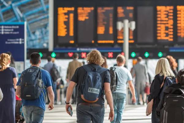 பிரித்தானிய ரயில் பயணிகளுக்கு ஒரு மகிழ்வான செய்தி: 30 ஆண்டுகளில் முதல் முறை | Reeves To Freeze Rail Fares