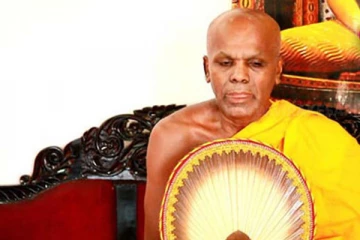 நாங்கள் அணிந்திருக்கும் ஆடையை விற்பனை செய்ய முயற்சிக்க வேண்டாம்! கொந்தளிக்கும் தேரர்