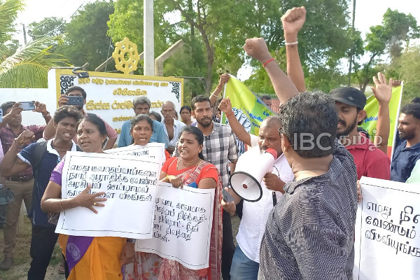 தமிழர் தாயகத்தில் சட்ட விரோத விகாரை - எதிர்ப்பு போராட்டத்தில் மக்கள்! | Jaffna Thaiyiddy Buddhist Temple Protest Tamils