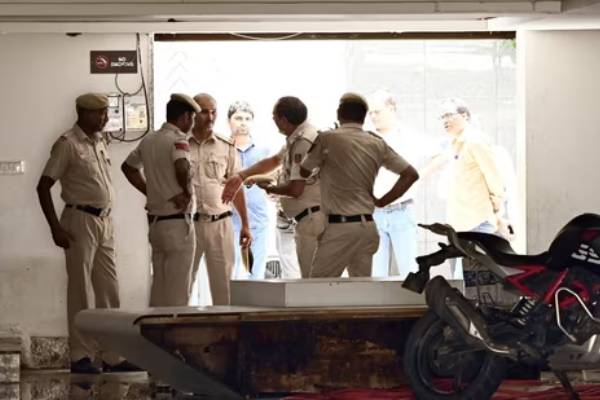 தலைமறைவான பெண் மகளை தொலைபேசியில் அழைத்து கூறிய அதிரவைக்கும் தகவல் | Chhattisgarh Woman Kills Husband